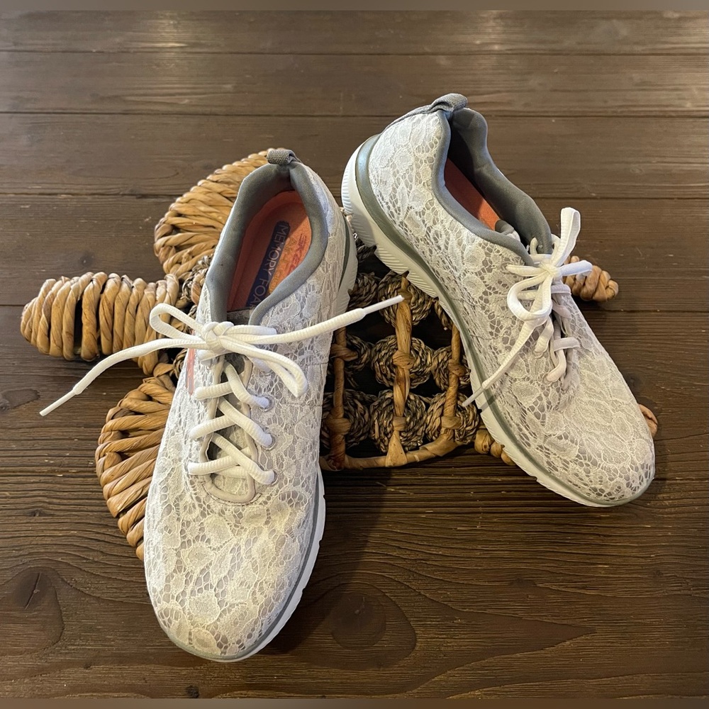 Skechers Womens Duel Light White Lace Sneakers size 7.5